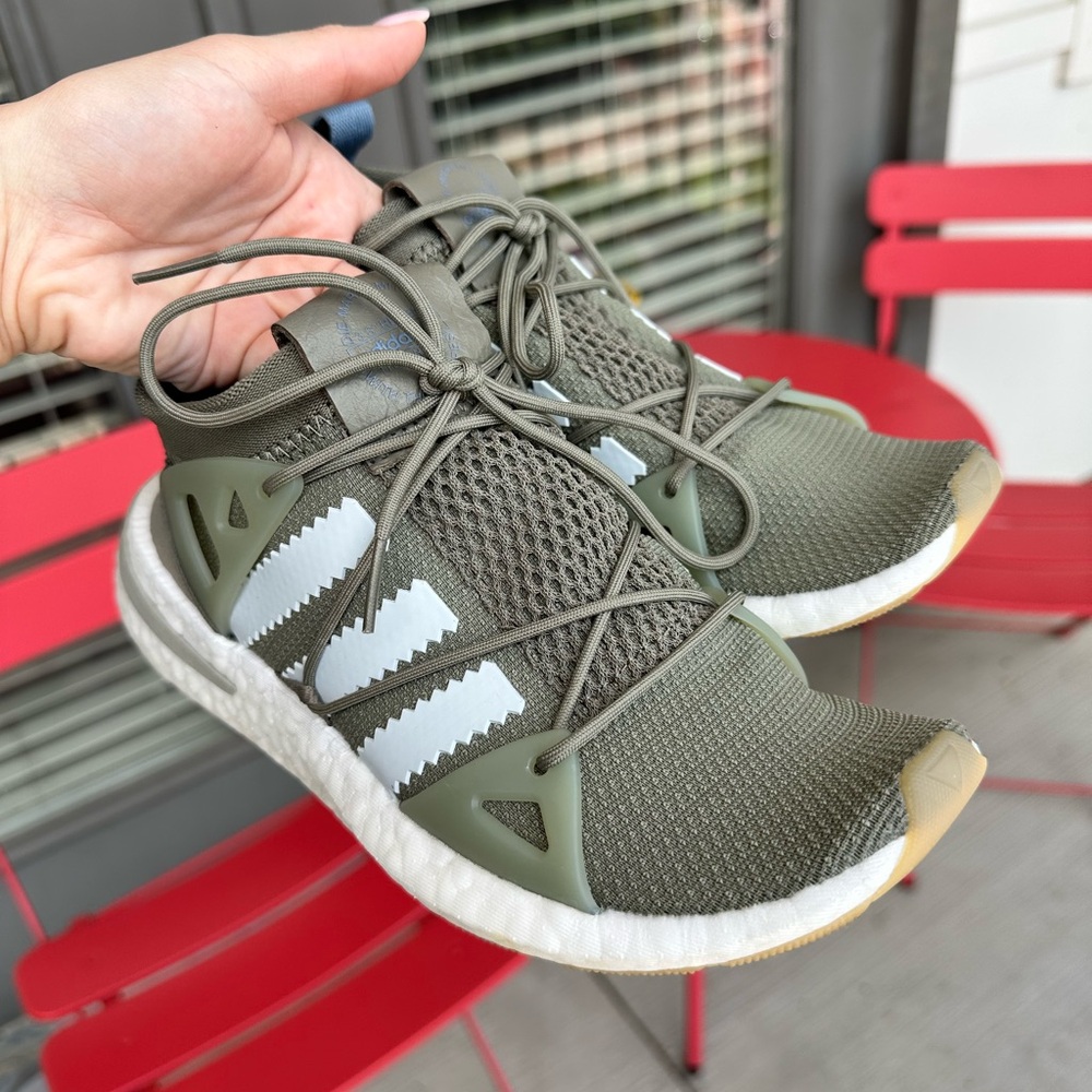 Adidas Olive Green Arkyn Sneakers w/ SHOE BOX. Size 6. DISCONTINUED STYLE!